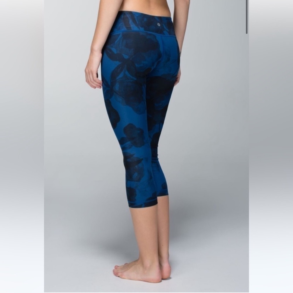 Lululemon wunder under crop ll *full on luxtreme jumbo inky floral black/4 - Picture 3 of 10